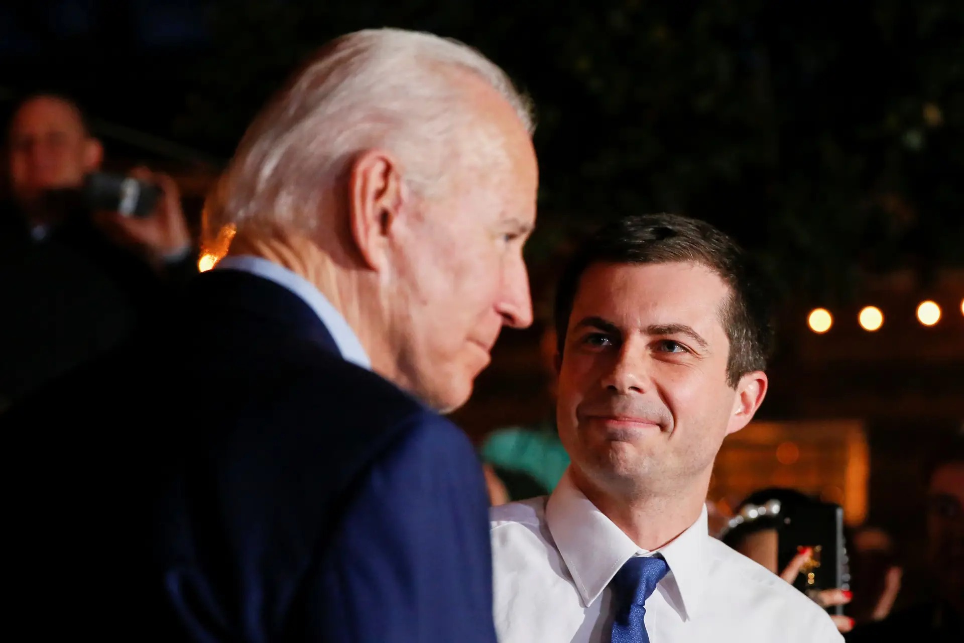 Joe Biden escolhe antigo adversário para Secretário dos Transportes