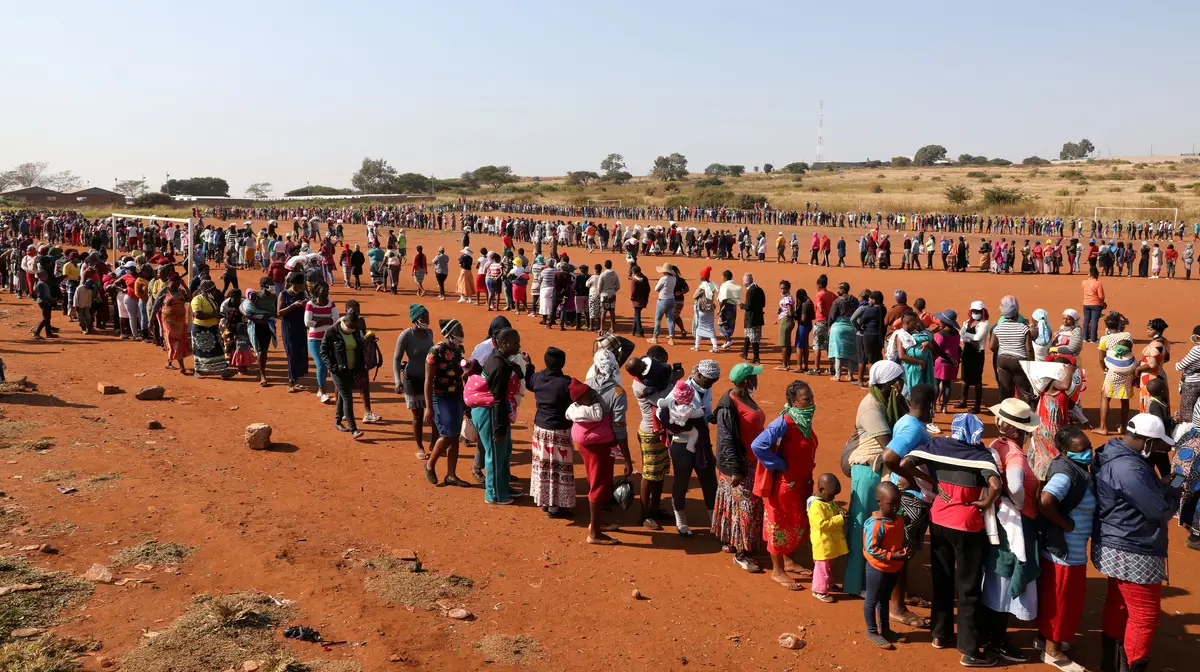 Pessoas na fila para receberem comida em Pretória, capital da África do Sul
