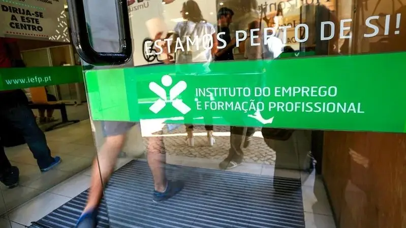 Taxa de desemprego baixa para 6,4% em fevereiro 
