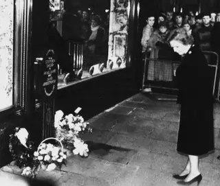 Die britische Premierministerin Margaret Thatcher würdigt die Opfer des Anschlags.