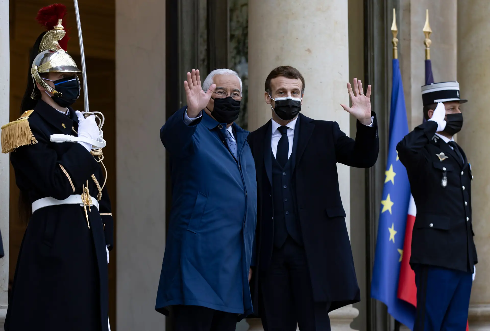 O primeiro-ministro com o Presidente francês Emmanuel Macron num encontro sobre a preparação da presidência portuguesa da União Europeia, em Paris, França, a 16 de dezembro.