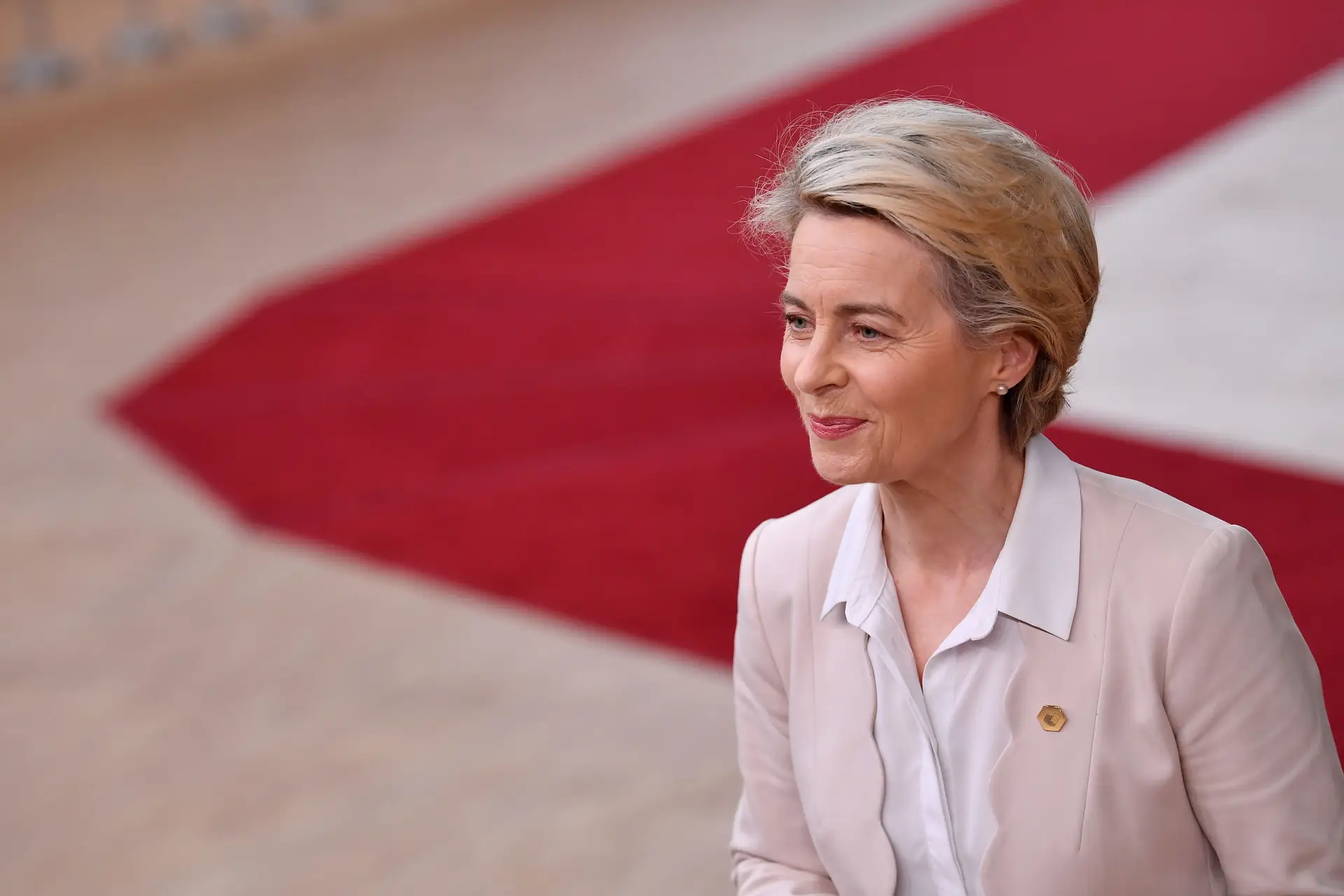 Covid-19. Vacinação na UE começa entre 27 e 29 de dezembro, anuncia Ursula von der Leyen
