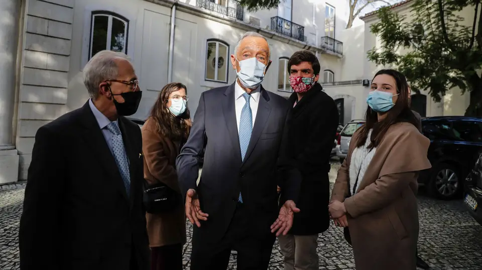 O candidato às eleições presidenciais, Marcelo Rebelo de Sousa (C), chega para a entrega das assinaturas de formalização da sua candidatura, no Tribunal Constitucional em Lisboa.