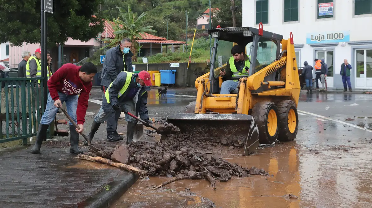 O temporal que se abateu no dia de Natal na costa norte da Madeira provocou diversos estragos, nomeadamente ao nivel da rede viaria em Boaventura e Ponta Delgada, em São Vicente