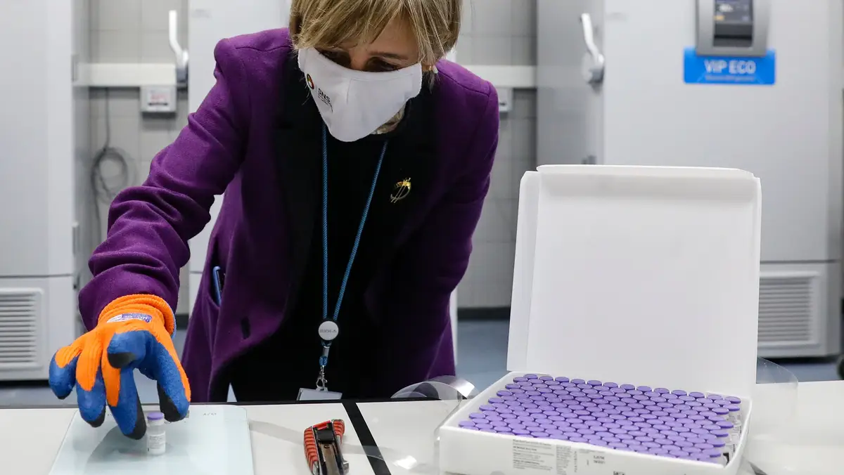 A ministra da Saúde Marta Temido segura um frasco do primeiro lote das vacinas contra a Covid-19 que chegou hoje a Portugal, ficando guardado numas instalações no concelho de Montemor-o-Velho, nos arredores de Coimbra