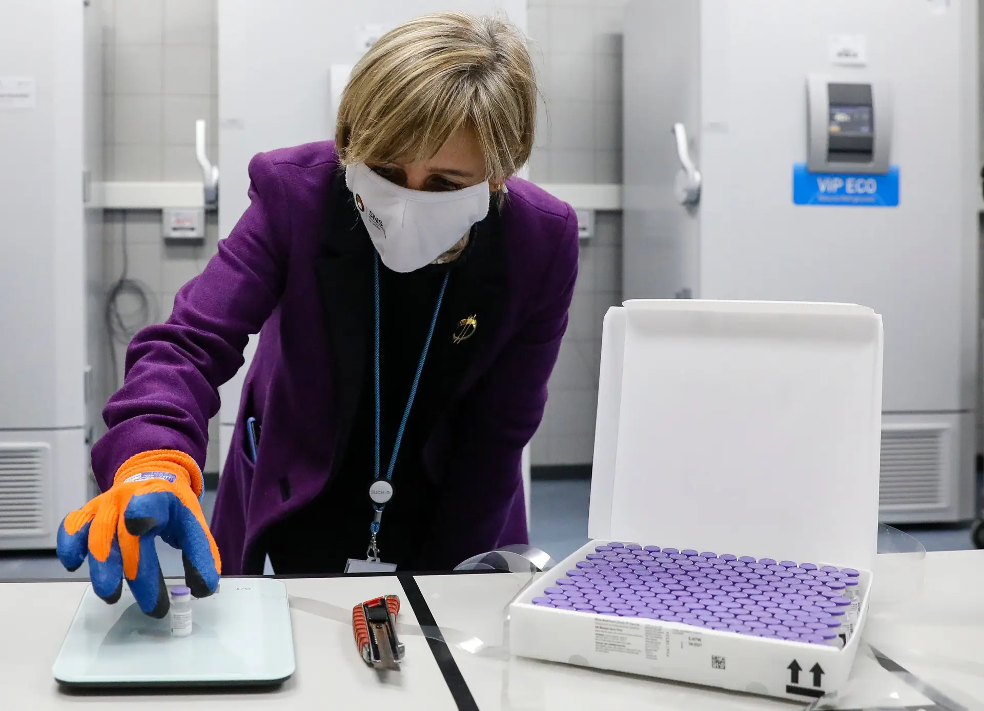 A ministra da Saúde Marta Temido segura um frasco do primeiro lote das vacinas contra a Covid-19 que chegou hoje a Portugal, ficando guardado numas instalações no concelho de Montemor-o-Velho, nos arredores de Coimbra
