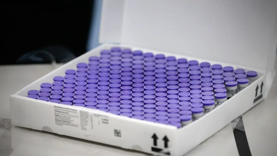 Um caixa parte do primeiro lote das vacinas contra a Covid-19 que chegou hoje a Portugal, ficando guardado numas instalações no concelho de Montemor-o-Velho, nos arredores de Coimbra