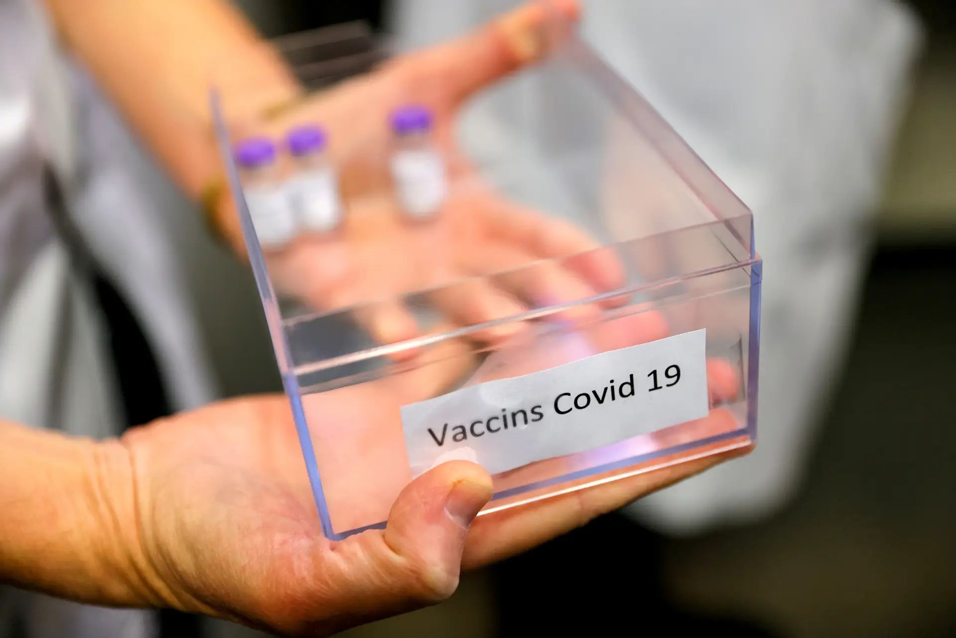 Depois de críticas, França vai acelerar e simplificar a vacinação contra a covid-19