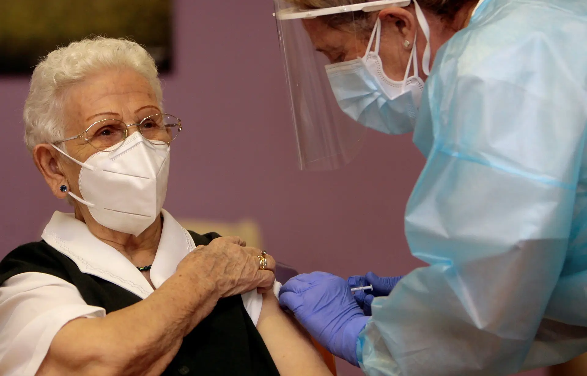 Araceli, de 96 anos, foi a primeira pessoa a receber a vacina Pfizer-BioNTech em Espanha, em Guadalajara.