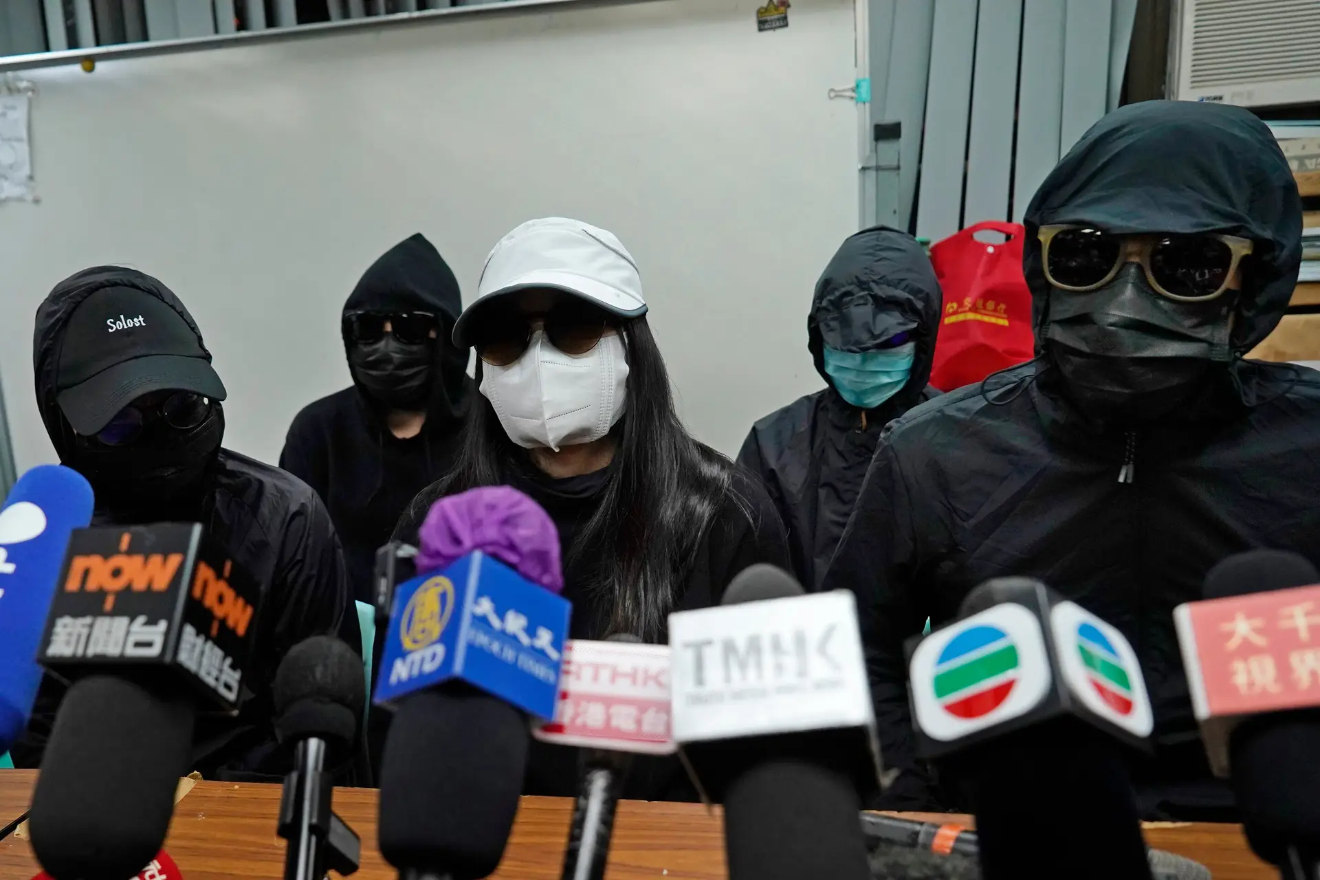 Ativistas de Hong Kong julgados na China declaram-se culpados