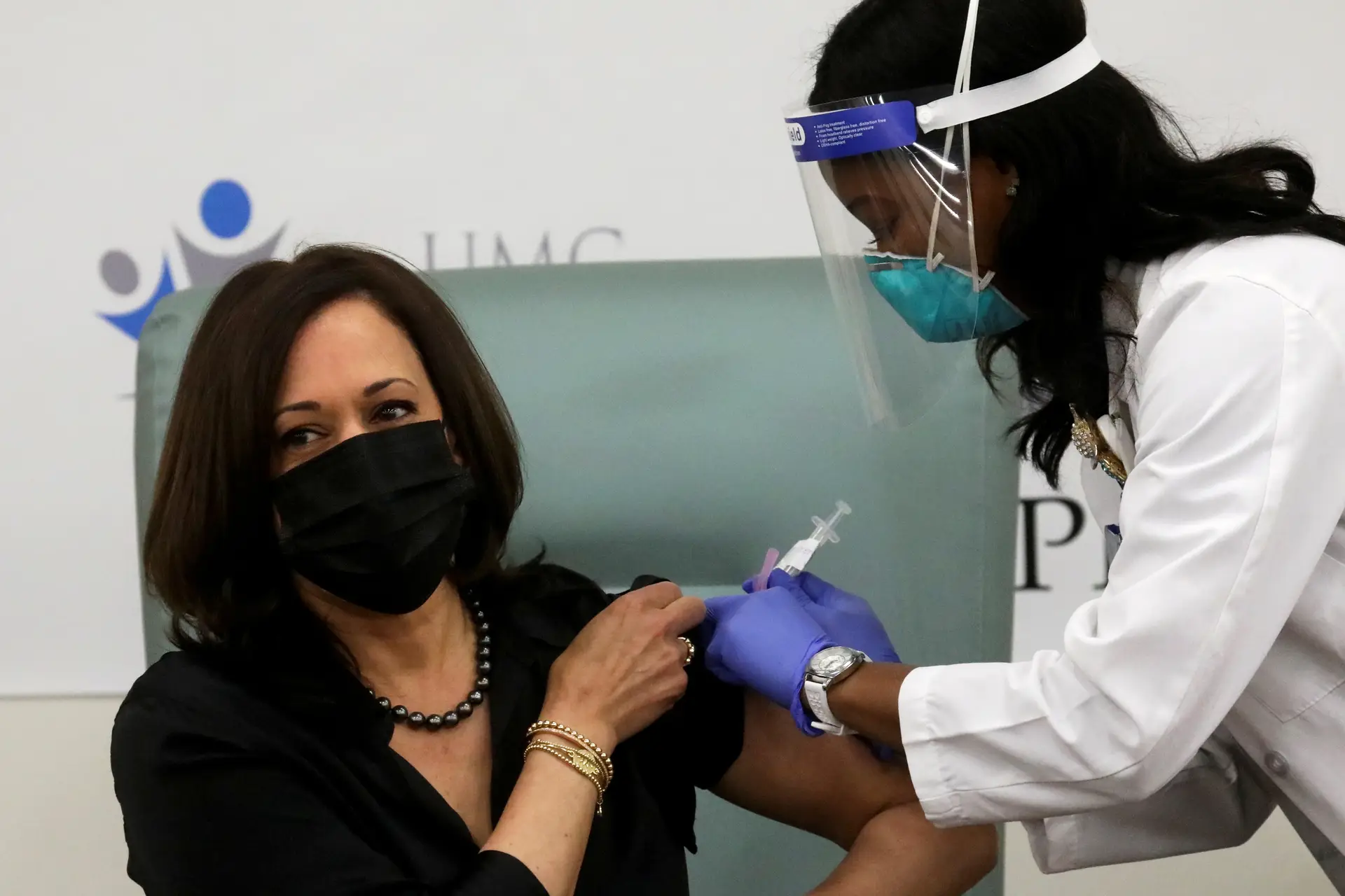 Covid-19. Kamala Harris é vacinada em público e deixa apelo aos norte-americanos