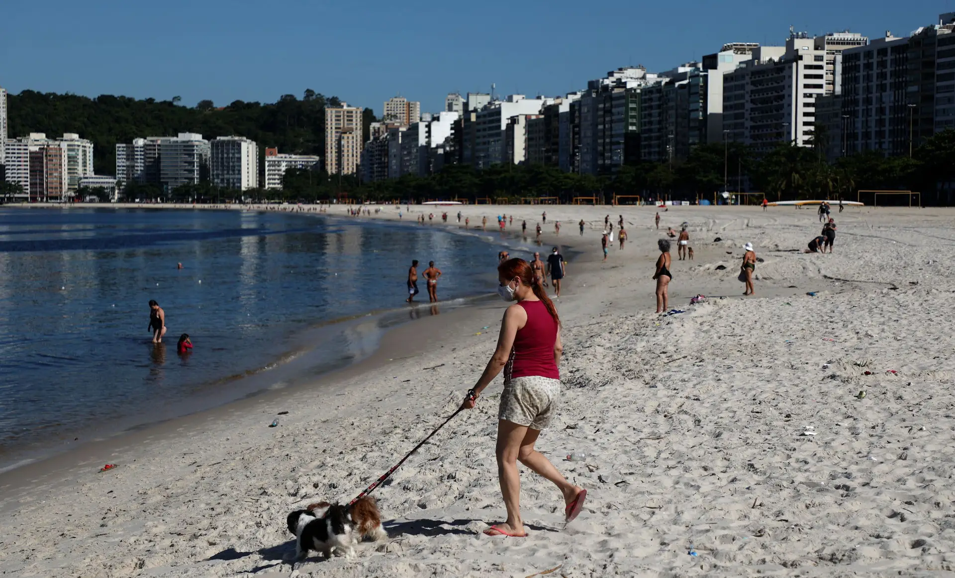 Número de novos casos e de óbitos por covid-19 no Brasil cai para menos de metade em 24 horas