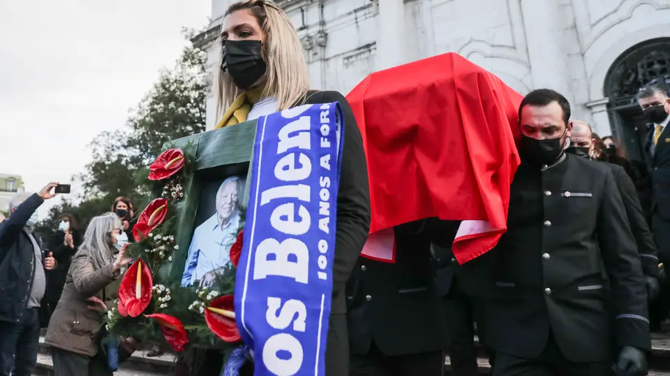 A urna do fadista Carlos do Carmo sai após a missa de corpo presente realizada na Basílica da Estrela, em Lisboa, 04 de janeiro de 2021.