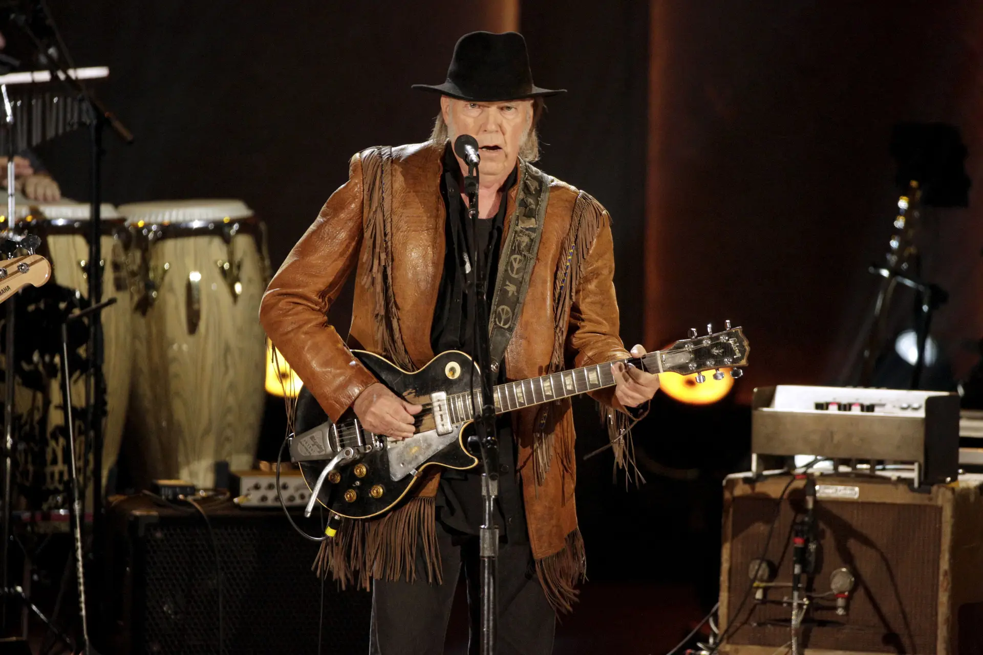 Músico Neil Young vende direitos de metade do catálogo por 121 milhões de euros