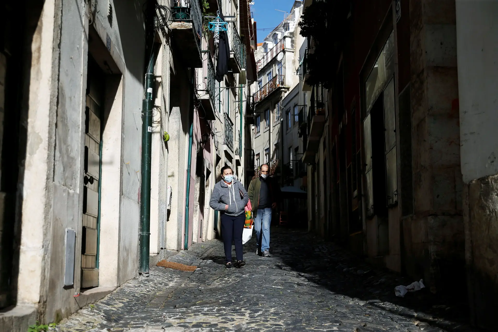 Conselho de Ministros avalia novas restrições. Governo pondera avançar com medidas mais duras