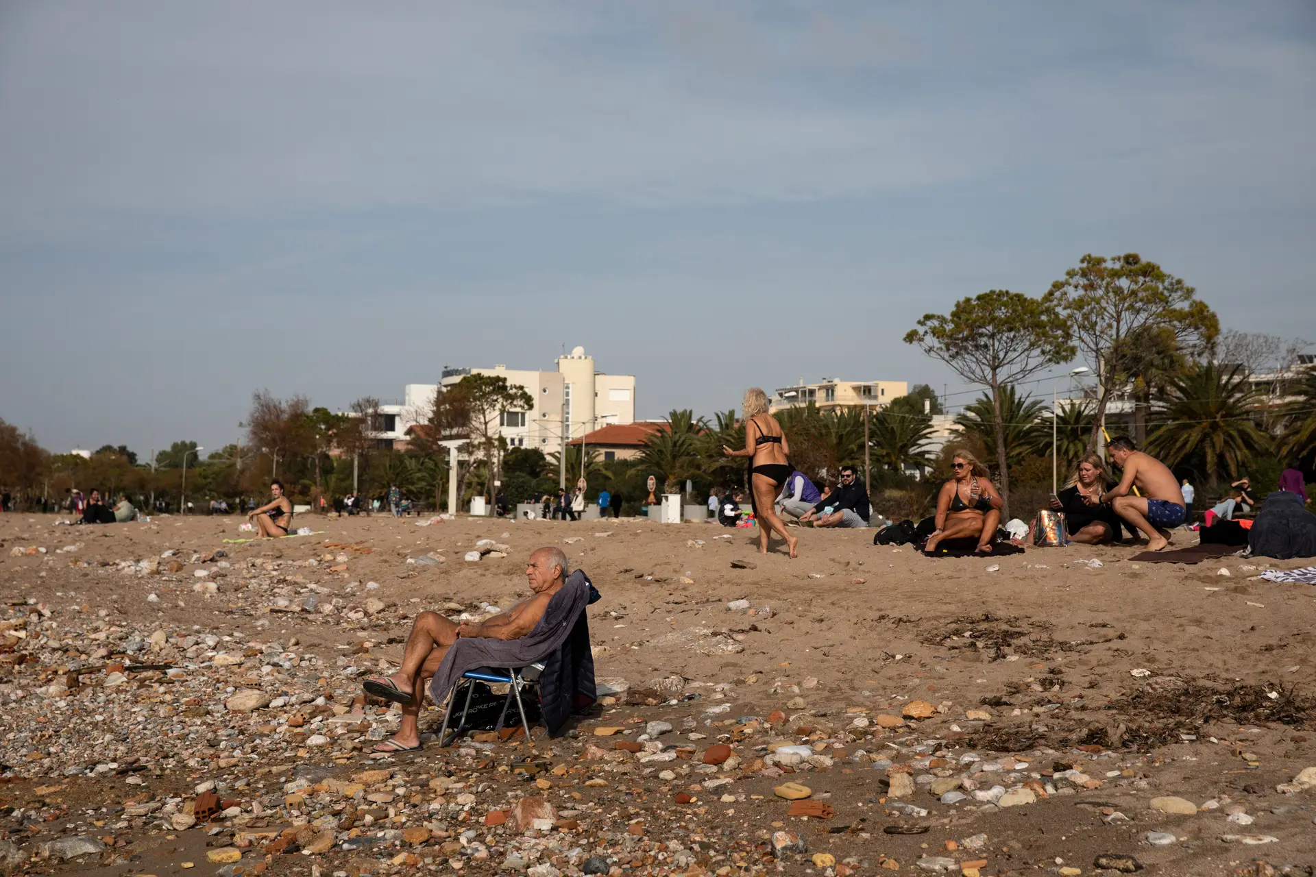 Calor na Grécia. Centenas de pessoas aproveitam bom tempo para ir à praia