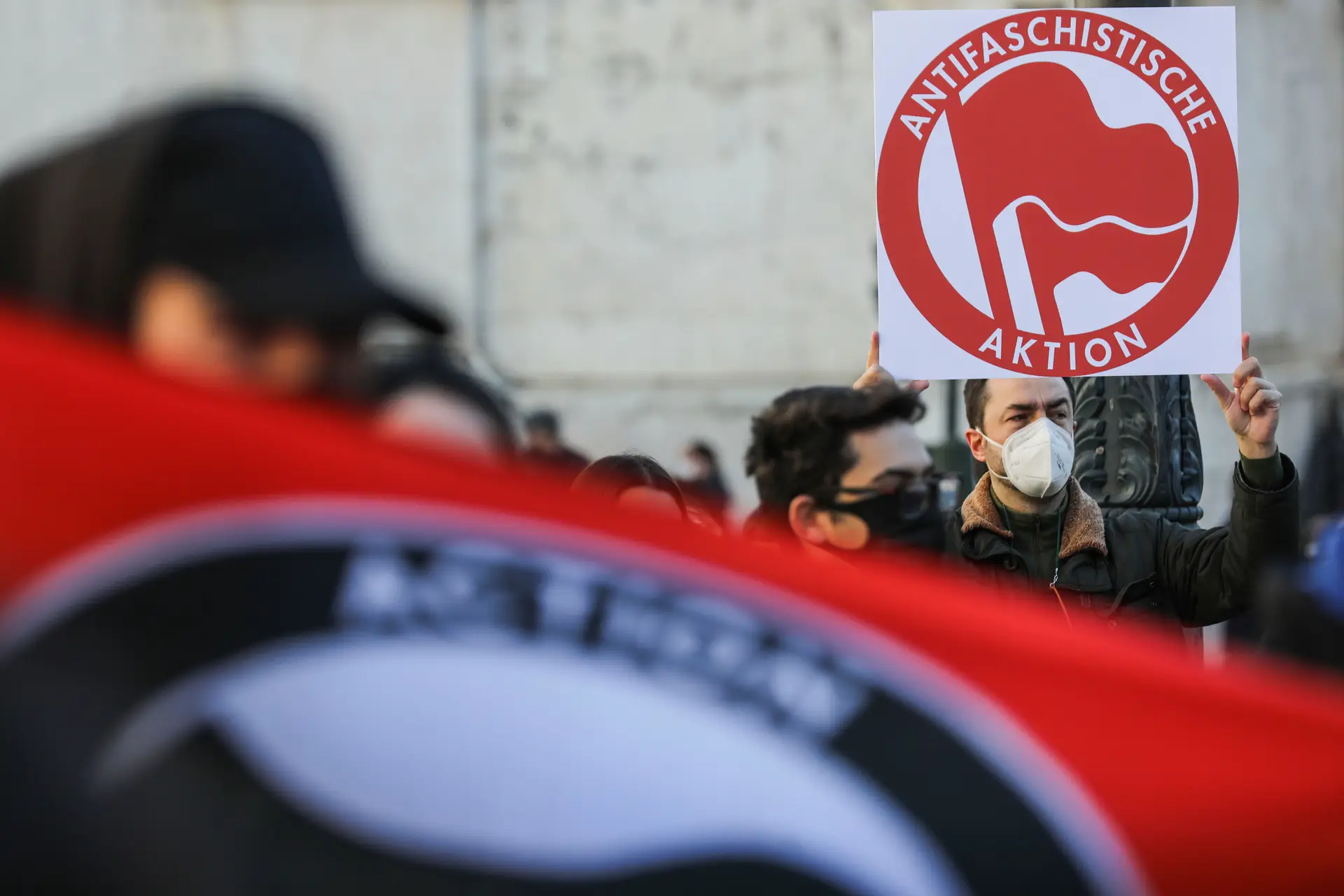Manifestação contra a presença de Le Pen em Portugal junta duas centenas de pessoas