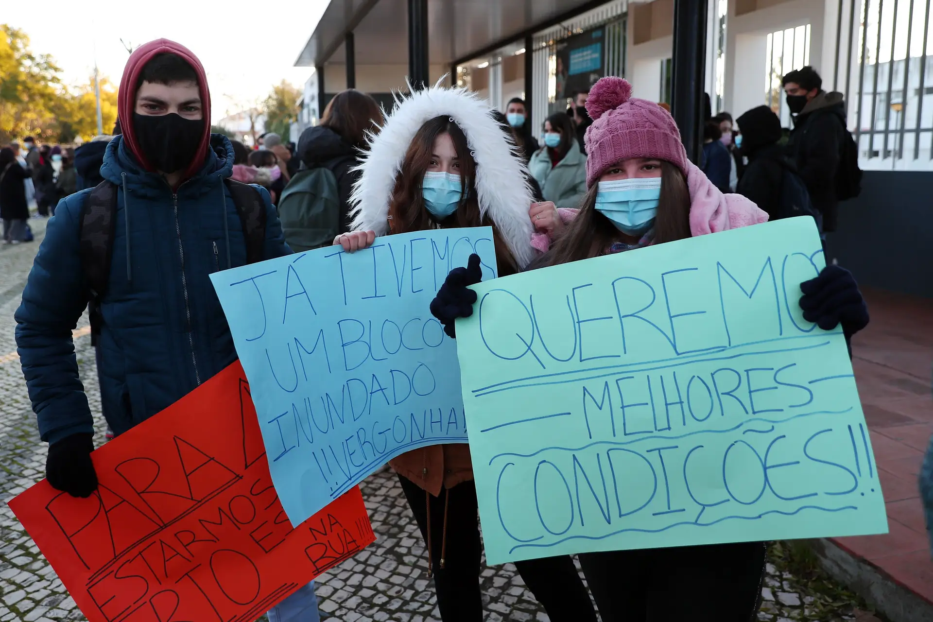 "Sala gelada, cabeça parada". Alunos de Serpa manifestam-se contra frio na escola