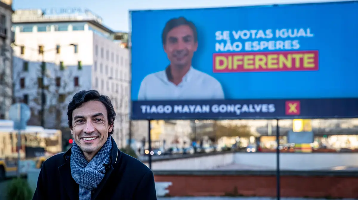 O candidato às eleições presidenciais apoiado pela Iniciativa Liberal, Tiago Mayan Gonçalves, posa para fotografias junto a um cartaz seu, no Campo Pequeno, em Lisboa.