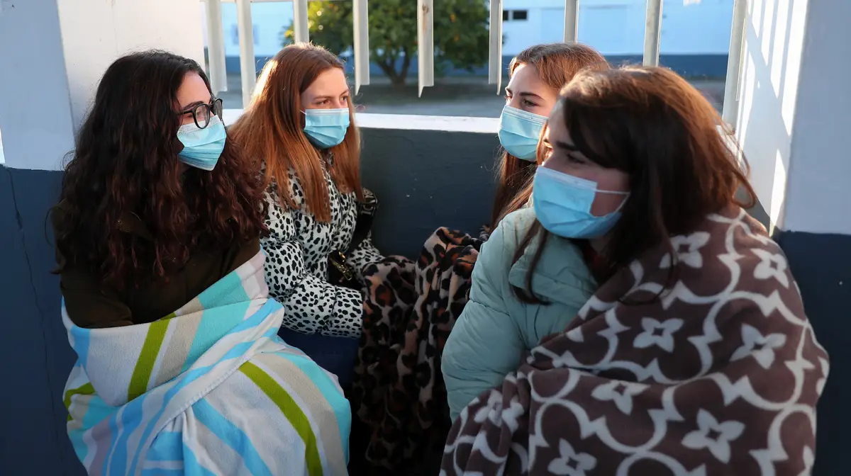 Alunas da Escola Secundária de Serpa enroladas em mantas usadas no interior das salas de aula durante uma manifestação contra a falta de condições do edifício do estabelecimento de ensino