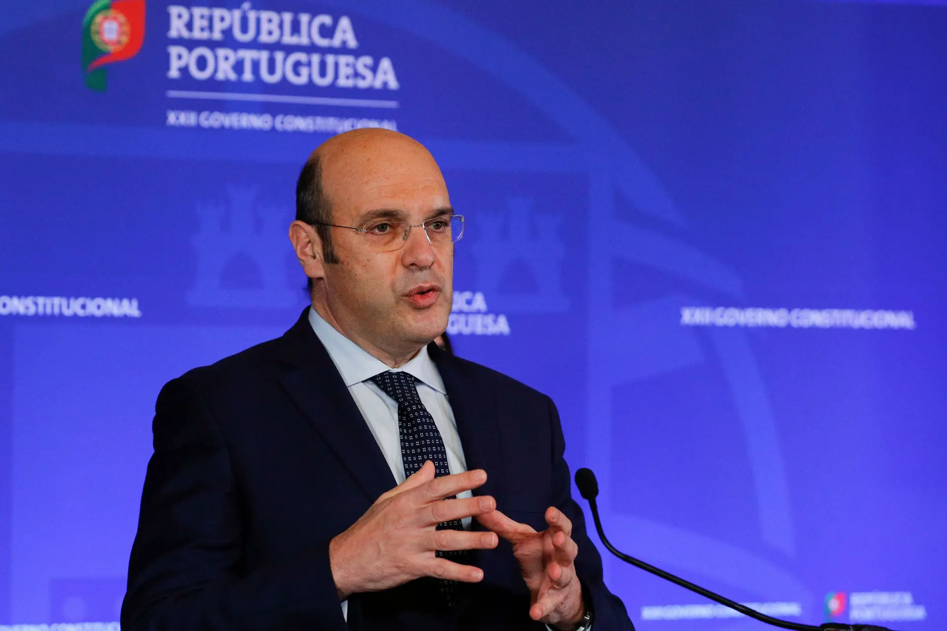 Ministro da Economia testa positivo à covid-19 