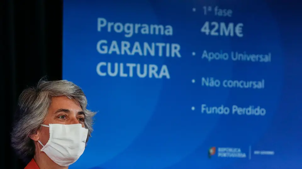 A ministra da Cultura, Graça Fonseca, durante a conferência de imprensa onde apresentaram as medidas de apoio à economia e ao setor da cultura para mitigar os efeitos económicos do confinamento, Lisboa