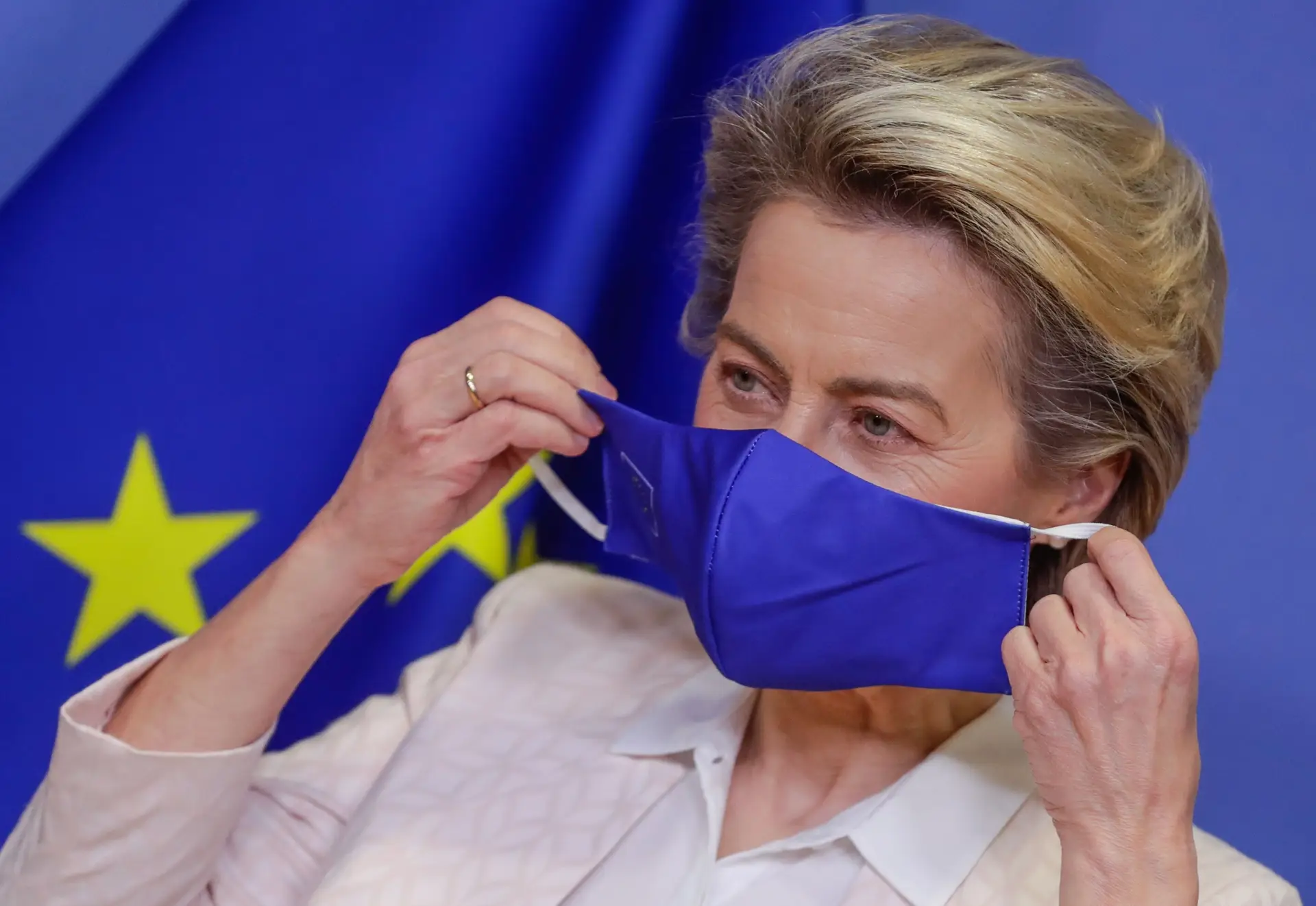 Von der Leyen volta a rejeitar críticas à estratégia de vacinação contra a covid-19