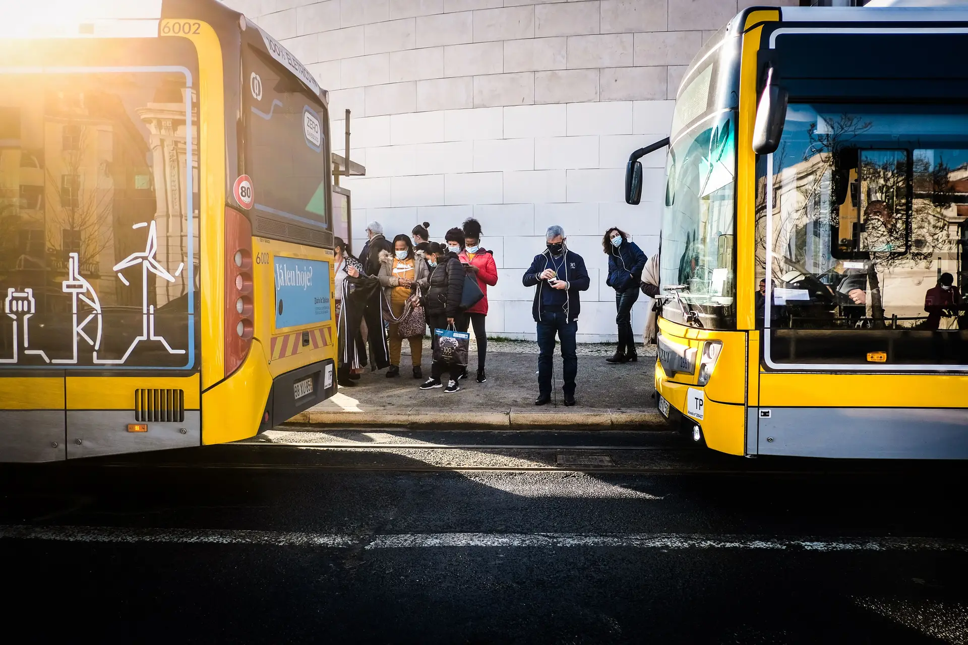 Covid-19. Primeiro dia de confinamento ainda com muita gente nas ruas