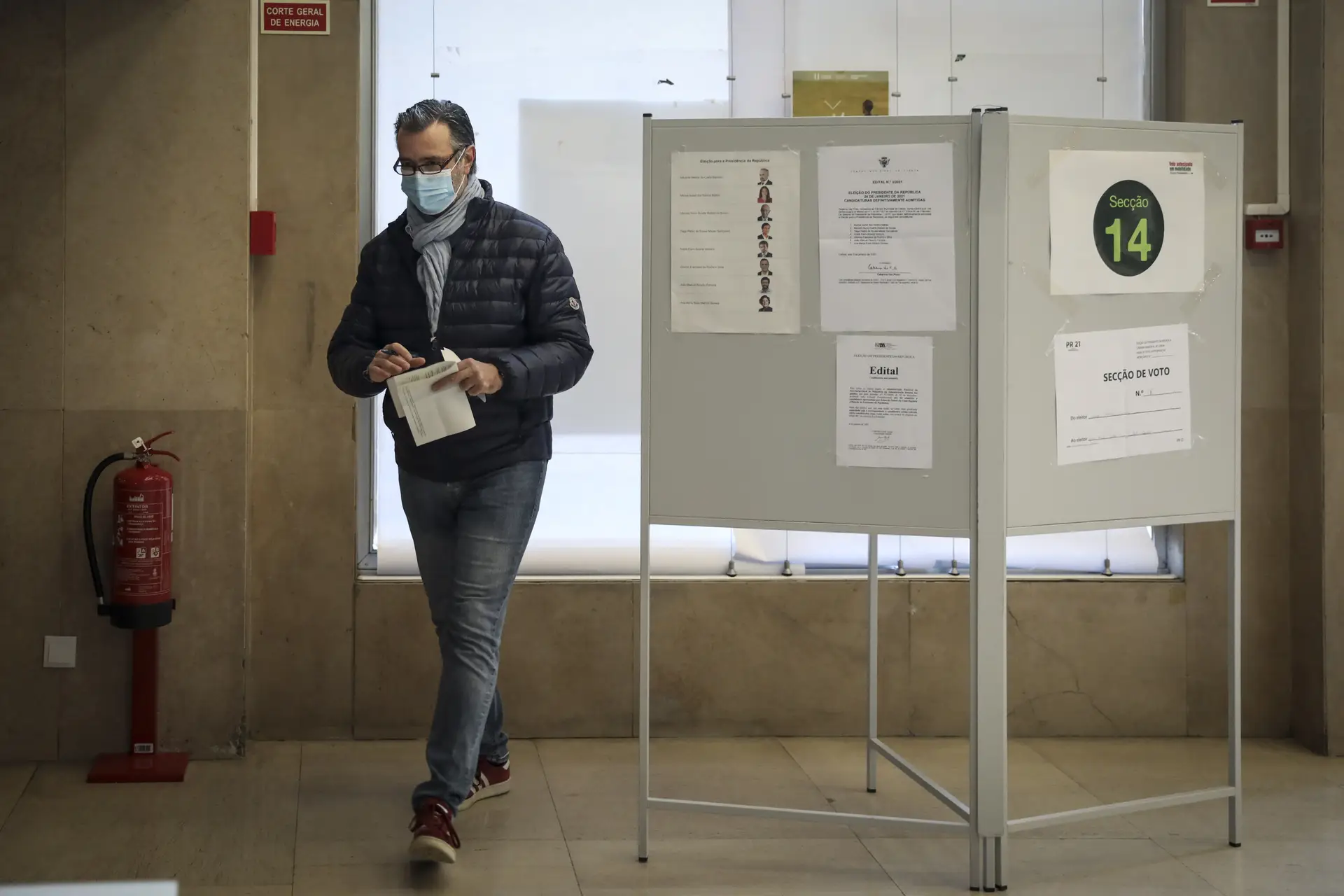 O presidente da Iniciativa liberal, João Cotrim Figueiredo, exerce o direito de voto antecipado nas Eleições Presidenciais de 2021, na Cidade Universitária, em Lisboa