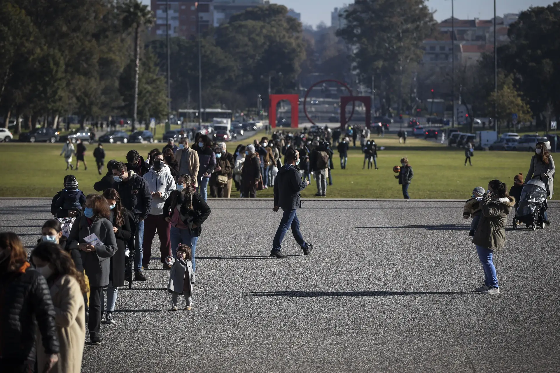 Cidadãos aguardam para exercerem o direito de voto antecipado nas Eleições Presidenciais de 2021, na Cidade Universitária, em Lisboa