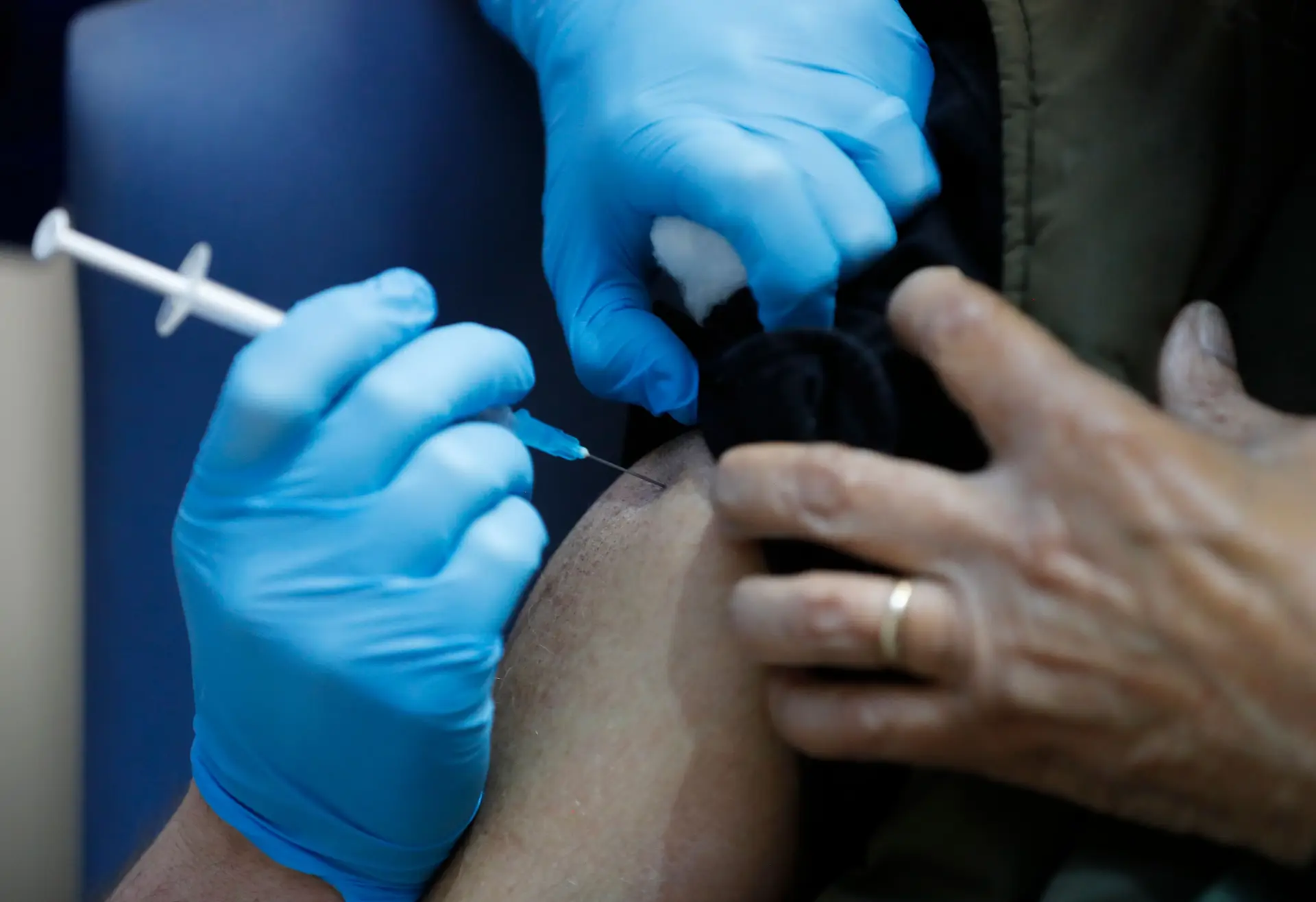 Covid-19. Agência Europeia do Medicamento define três semanas entre tomas da vacina