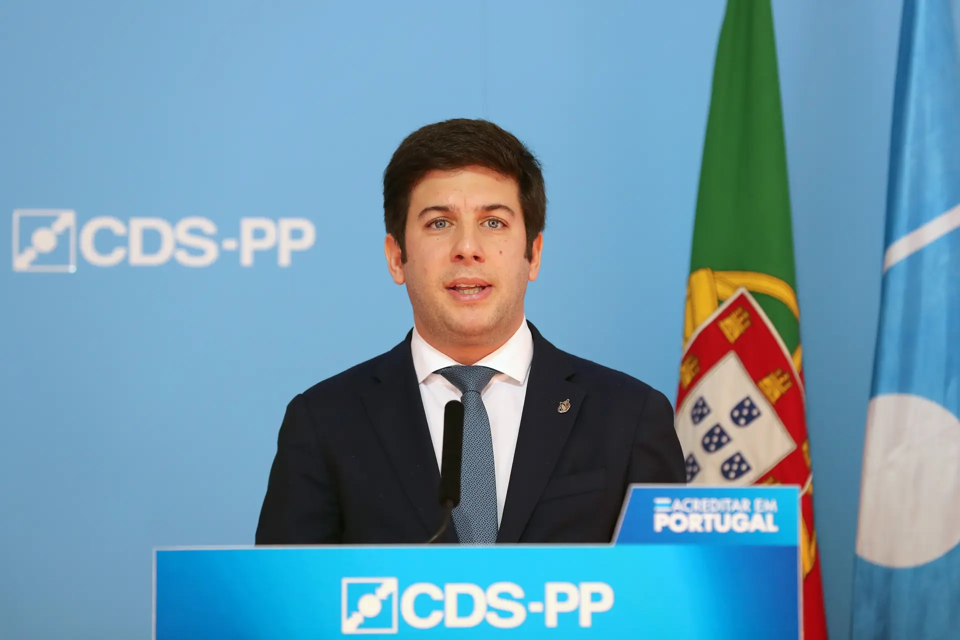 CDS diz que priorizar vacinação de titulares de cargos políticos é um "péssimo exemplo"