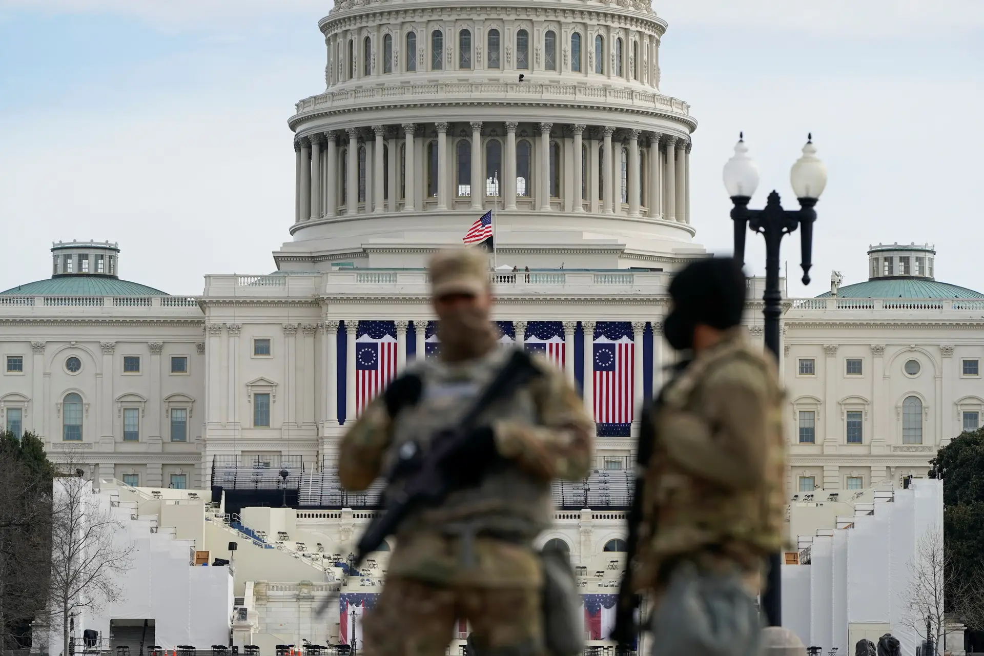 Tomada de posse de Biden. Doze efetivos da Guarda Nacional afastados por ligações extremistas