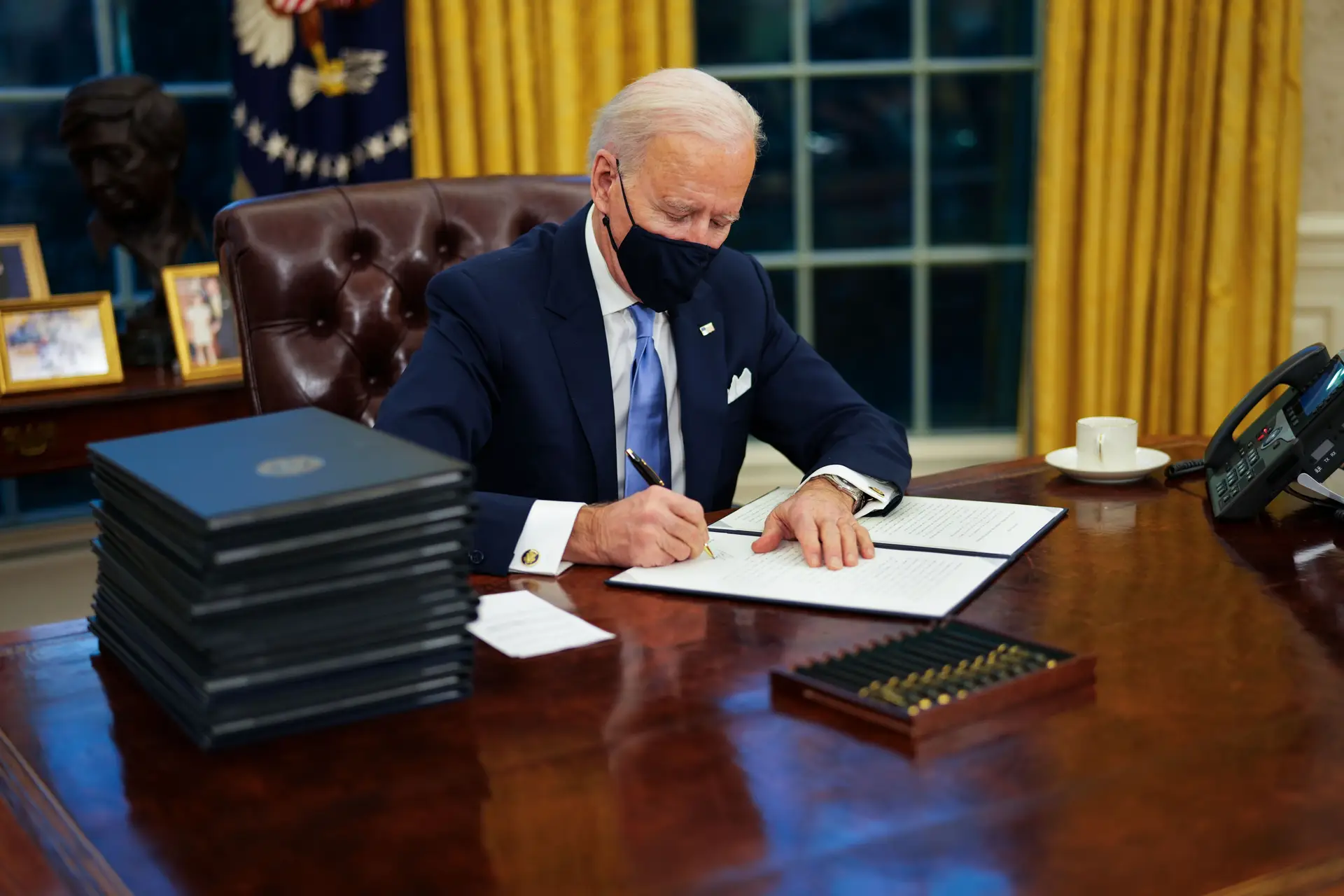 Administração Biden anuncia suspensão das deportações de imigrantes