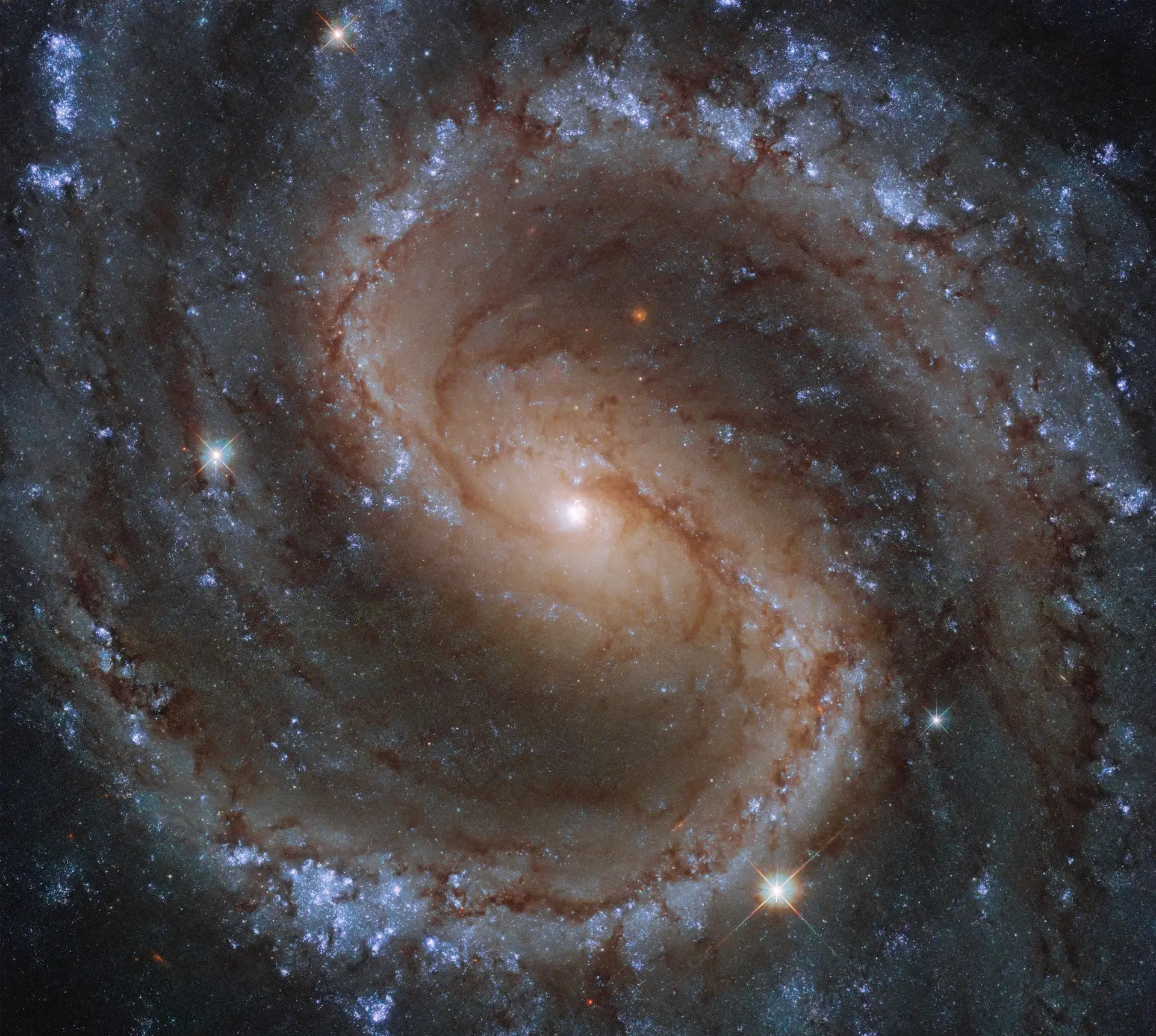 Localizada na constelação de Virgem, a cerca de 50 milhões de anos-luz da Terra, a NGC 4535 foi apelidada pelo astrónomo amador Leland S. Copeland na década de 1950 de "Galáxia Perdida" pela sua aparência quase fantasmagórica ao ser observada por um telescópio menos potentes que o Hubble, autor desta imagem mais recente. As cores brilhantes não são apenas bonitas, fornecem também dados sobre as estrelas dentro desta galáxia espiral barrada. As cores azuis brilhantes, entre os longos braços espirais, indicam a presença de um número elevado de estrelas mais jovens e mais quentes. Em contraste, os tons mais amarelos sugerem que esta área central é o lar de estrelas que são mais velhas e frias.