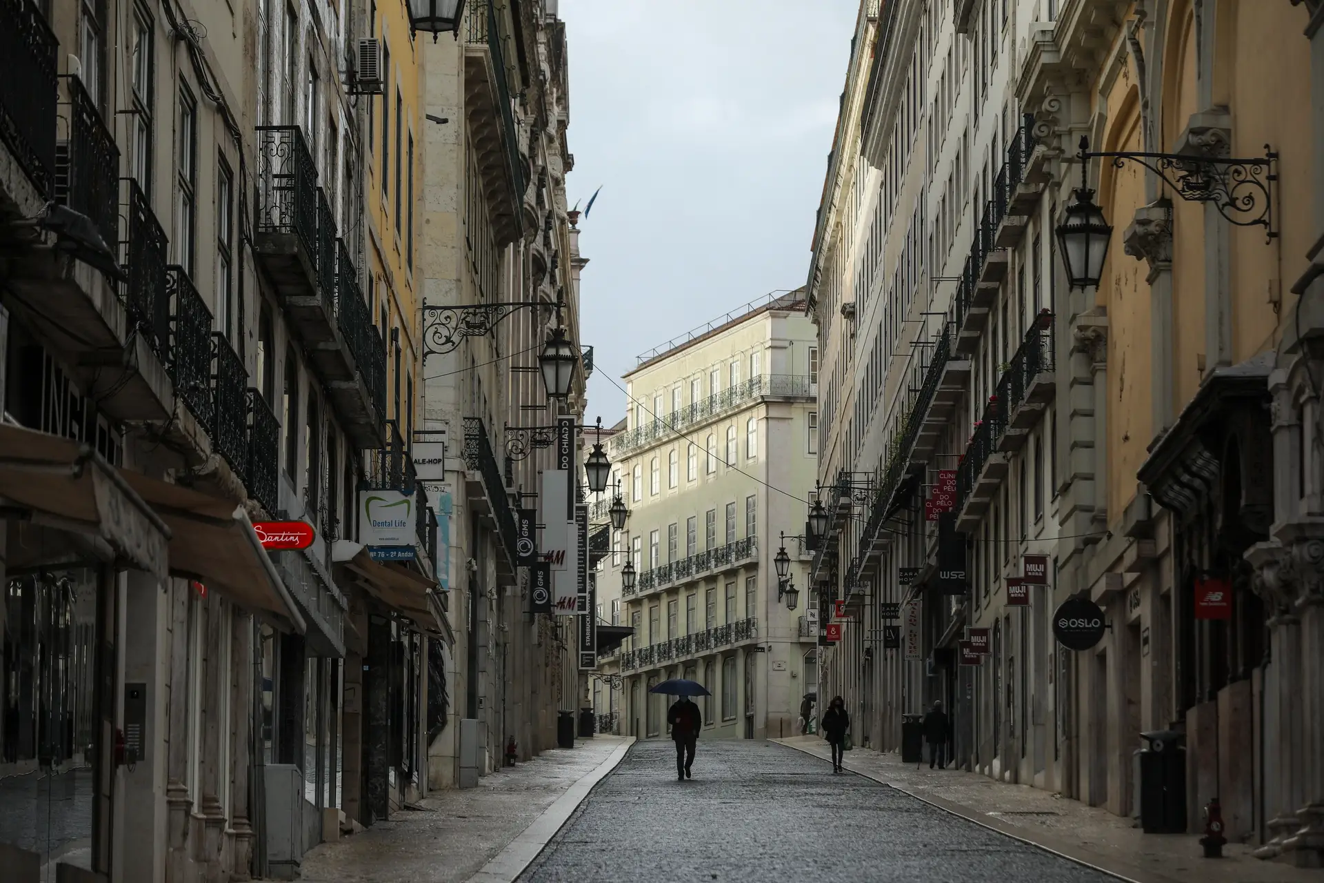 Uma quase deserta de Lisboa devido ao confinamento imposto.