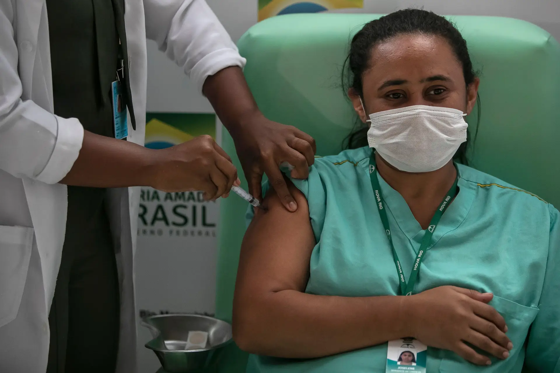 Profissionais da saúde começam a ser vacinados contra a covid-19 no Brasil