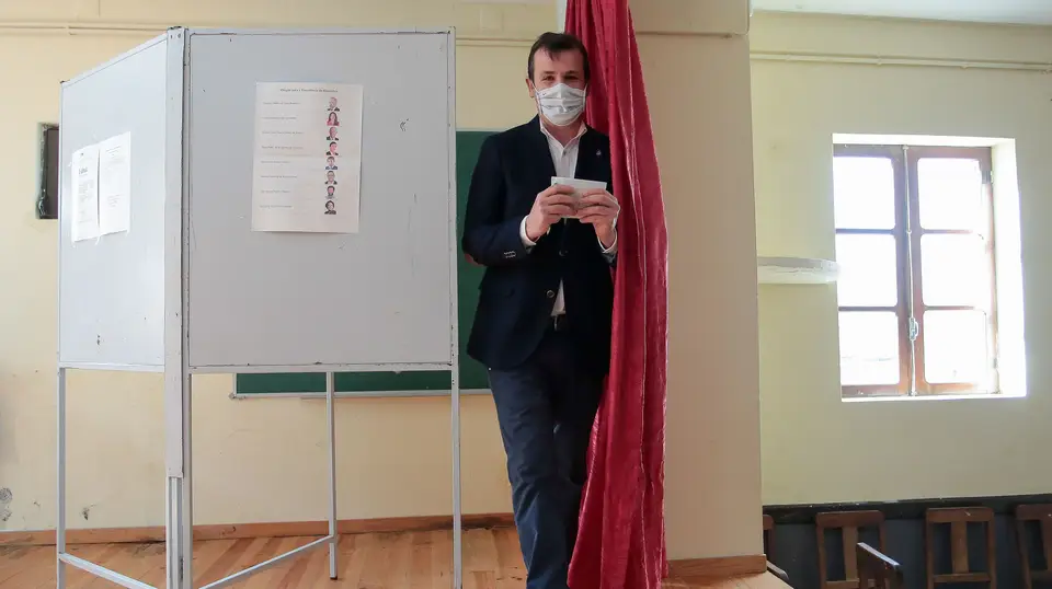 O candidato Vitorino Silva, durante a votação para as eleições presidenciais na Junta de Freguesia de Rans, em Penafiel