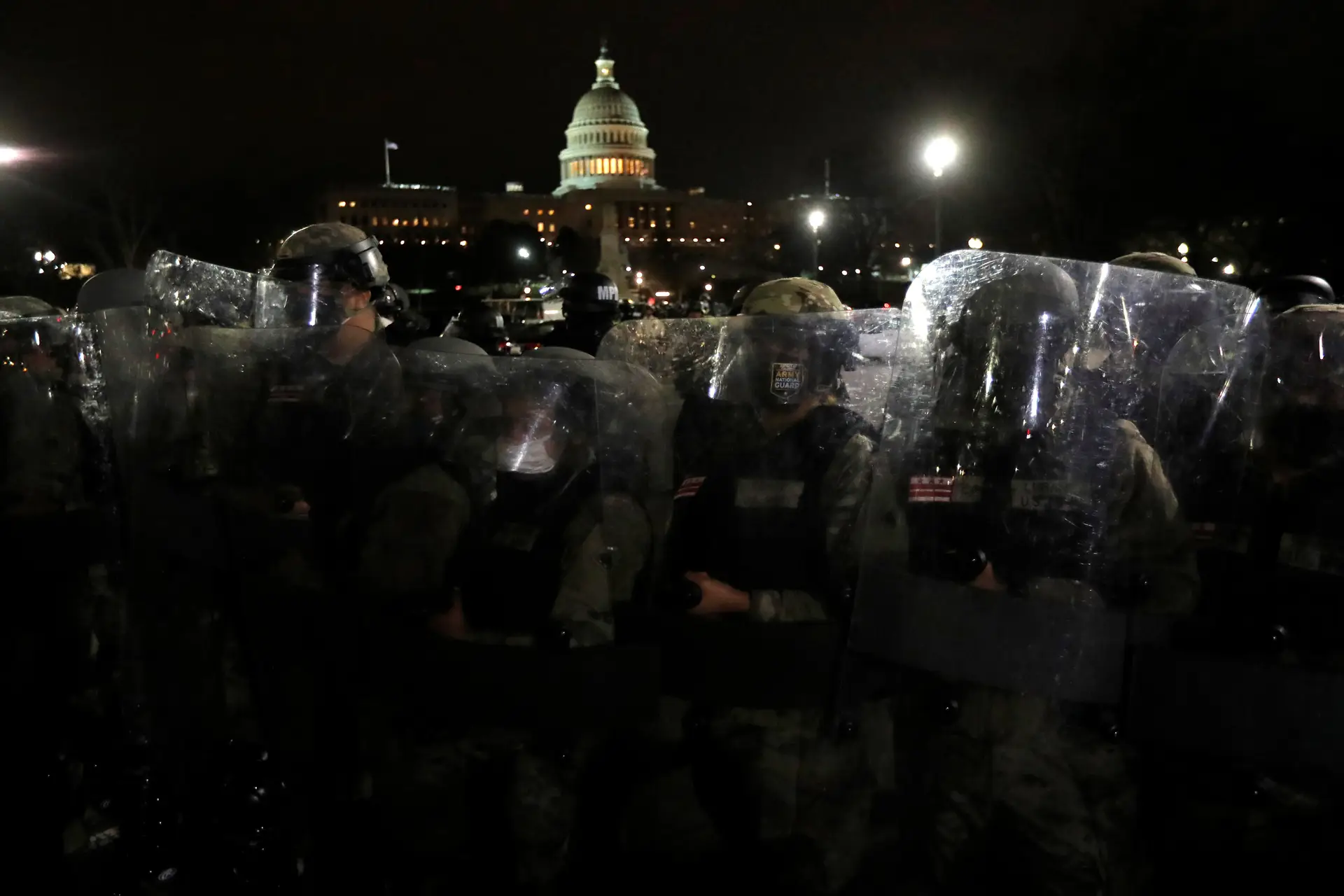 Biden revoga decisão de proibir transexuais nas Forças Armadas dos EUA