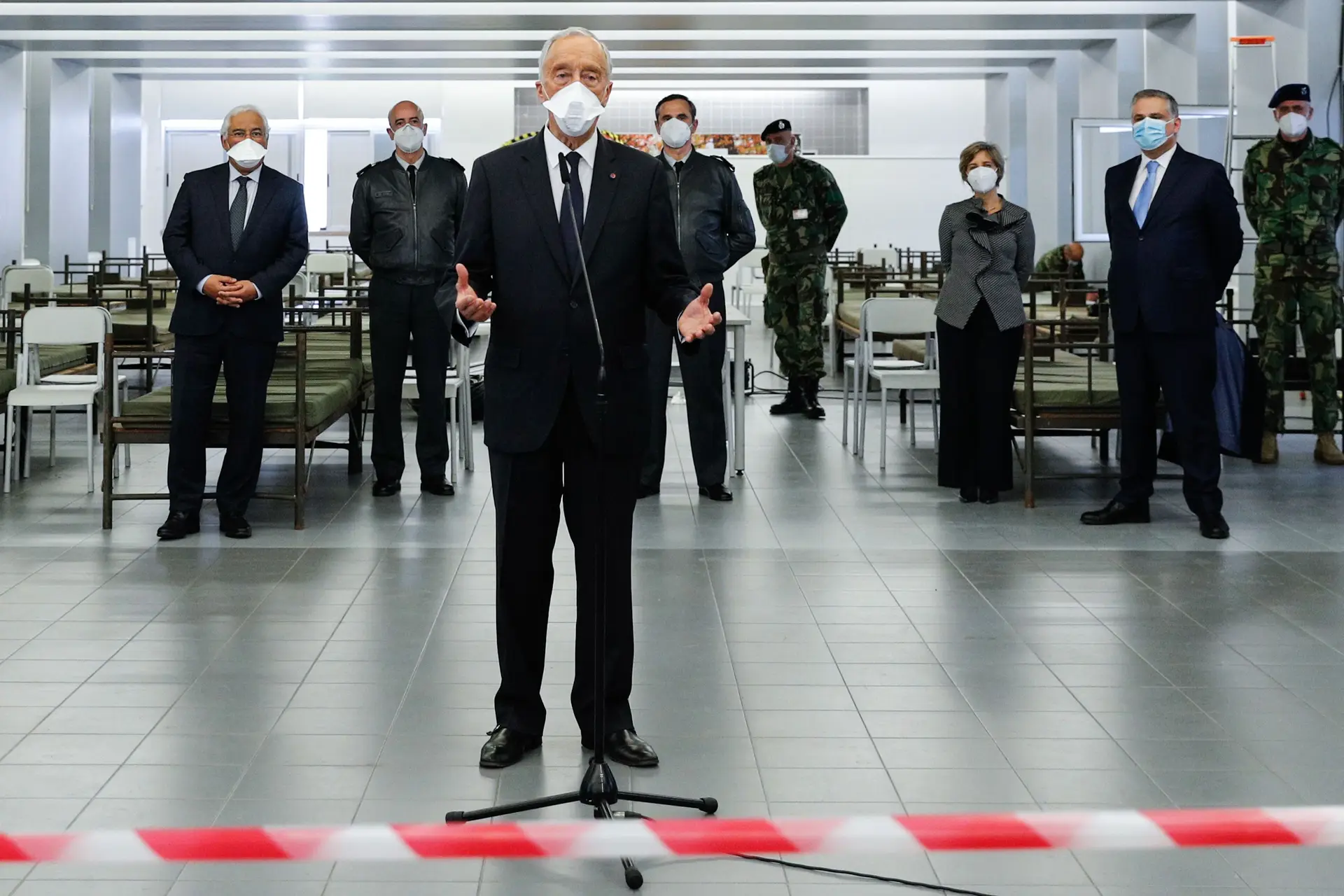 O Presidente da República, Marcelo Rebelo de Sousa (3-E), acompanhado pela ministra da Saúde, Marta Temido (3-D), e pelo primeiro-ministro, António Costa (E), intervém durante a visita ao Hospital das Forças Armadas, em Lisboa