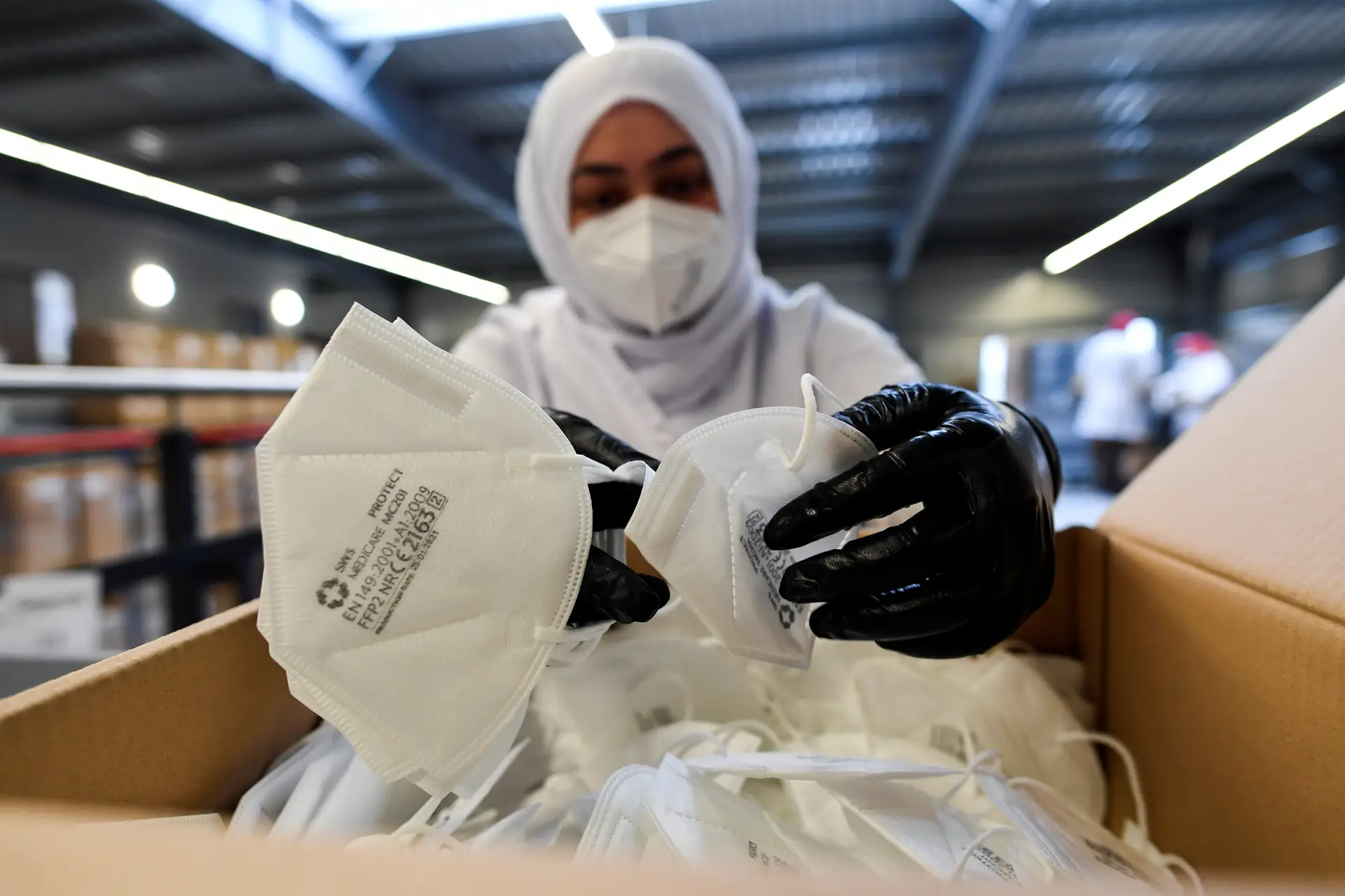 Covid-19. Alemanha aperta controlo do tipo de máscaras