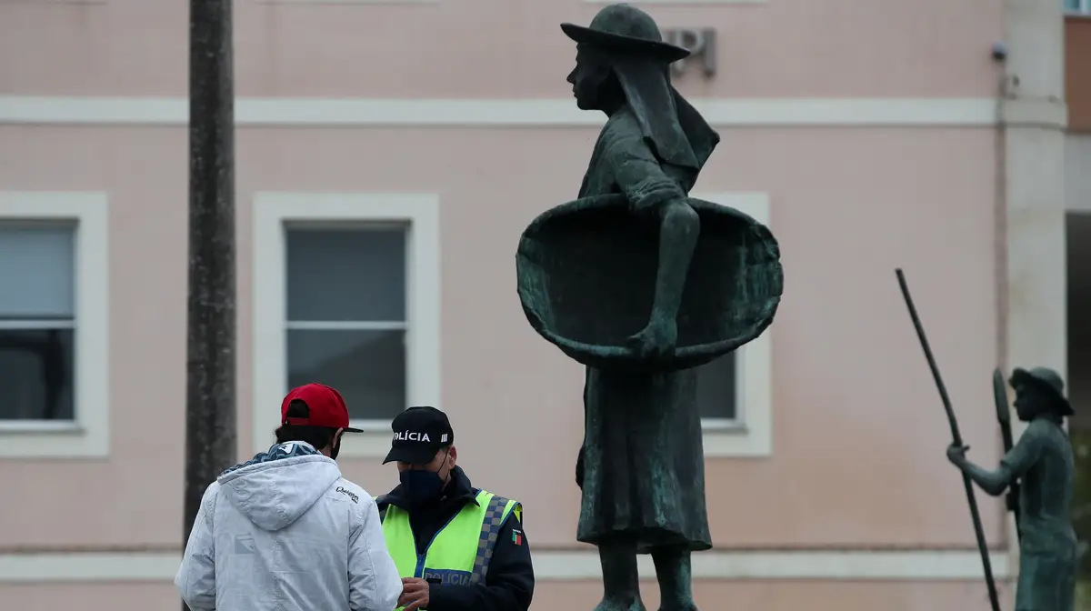 Agentes da PSP de Aveiro durante uma operação de fiscalização no âmbito da verificação do cumprimento do Estado de Emergência.