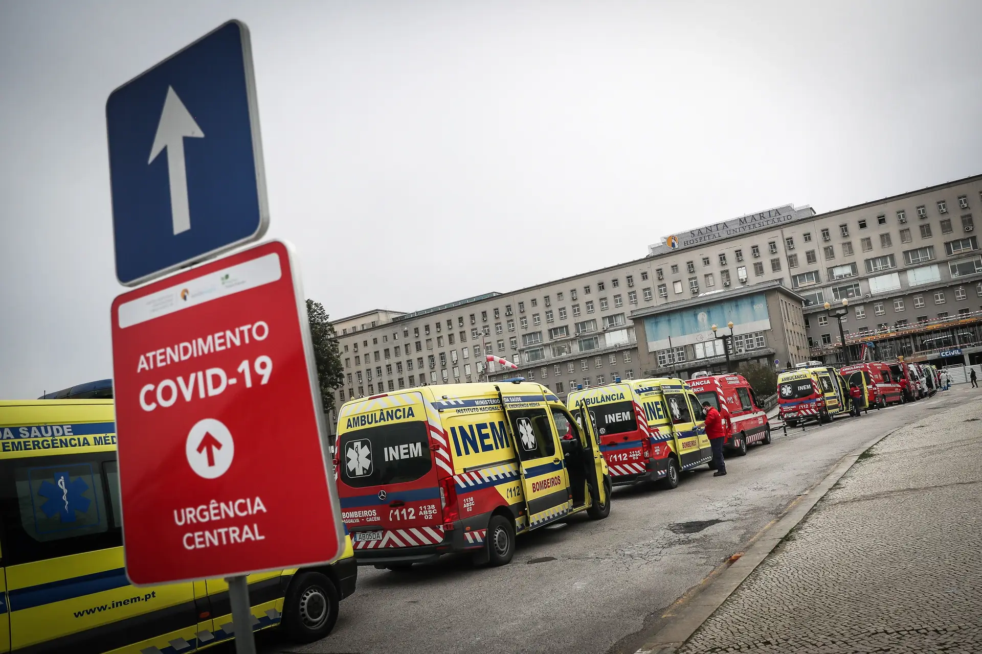 Ambulâncias no Hospital Santa Maria. "Isto já ultrapassa aquilo que é aceitável em termos de dignidade"