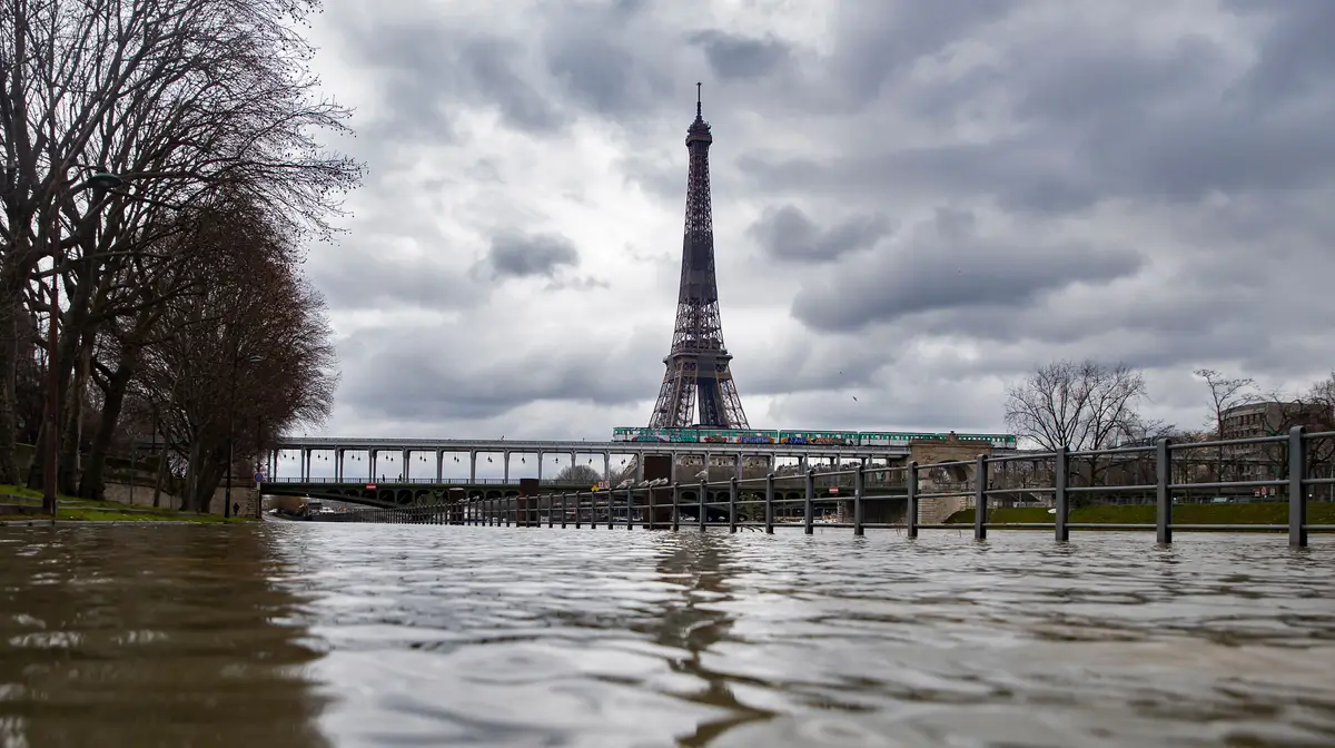 O rio Sena inunda e galga as margens, na cidade de Paris, em França.