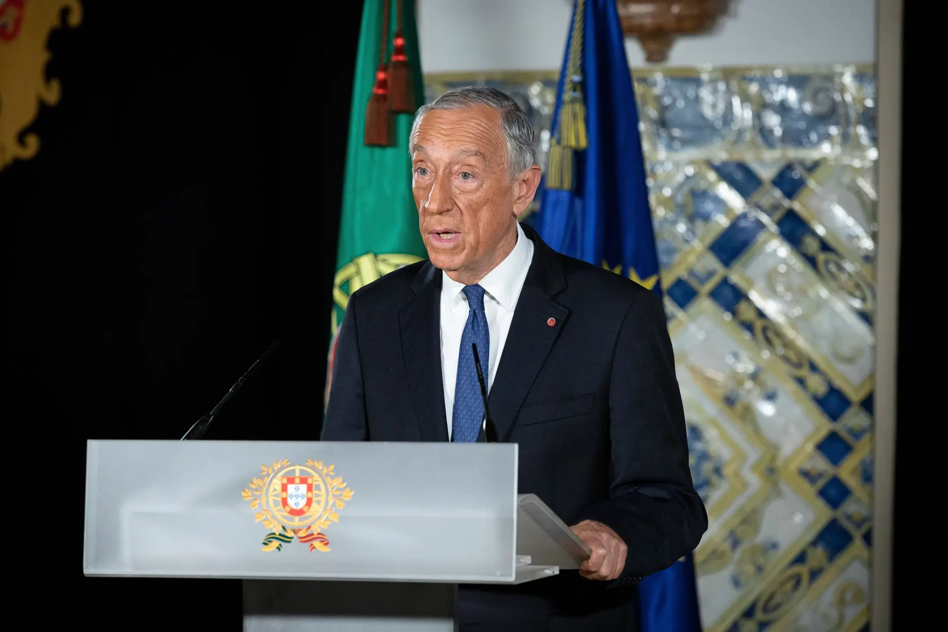 Covid-19. Marcelo pede ao Governo "indispensáveis medidas de apoio" às famílias e empresas