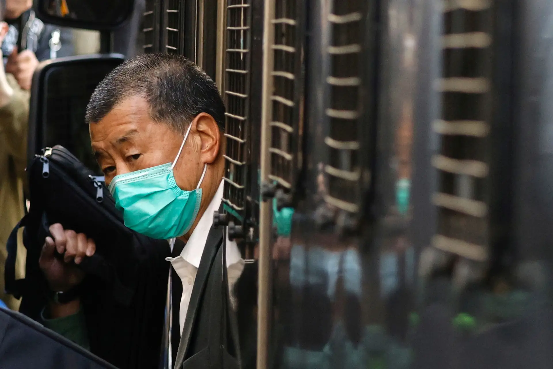 Magnata dos media Jimmy Lai chega ao Tribunal do Último Apelo oriundo da prisão de Hong Kong, em fevereiro de 2021.