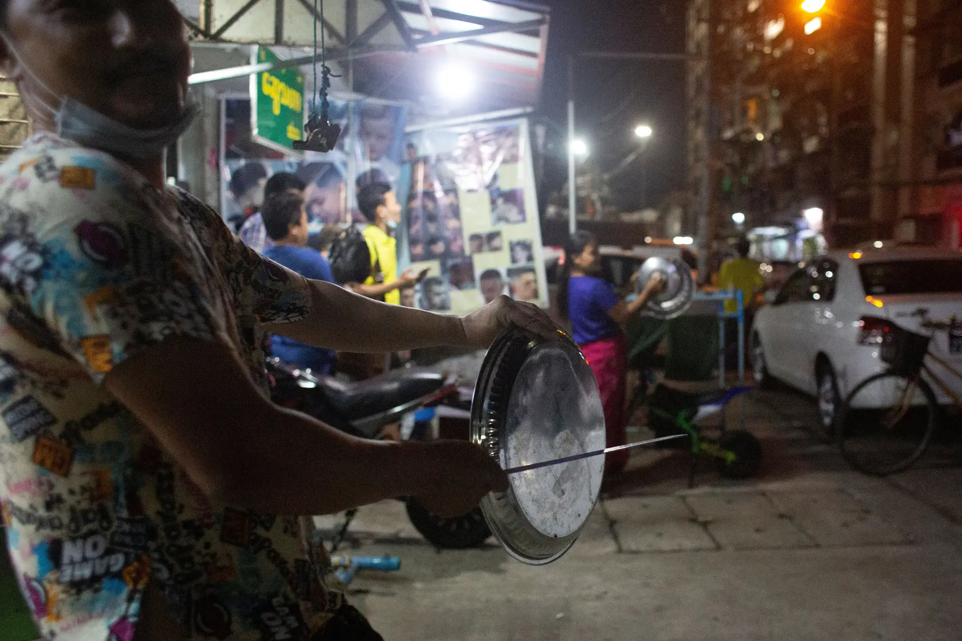 Som de buzinas e panelas em protesto contra golpe militar em Myanmar