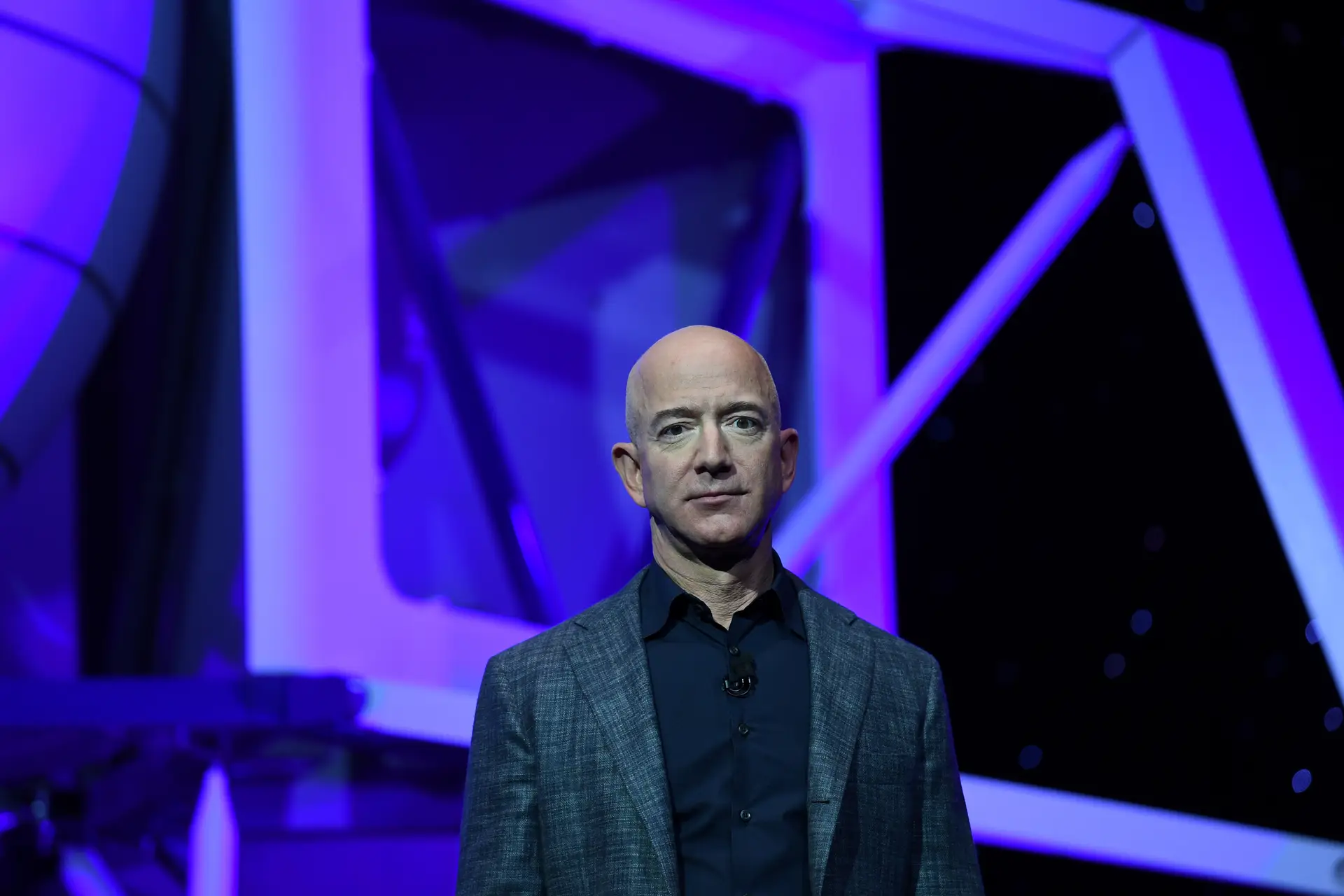 Passeio no espaço com Jeff Bezos leiloado por 28 milhões de dólares