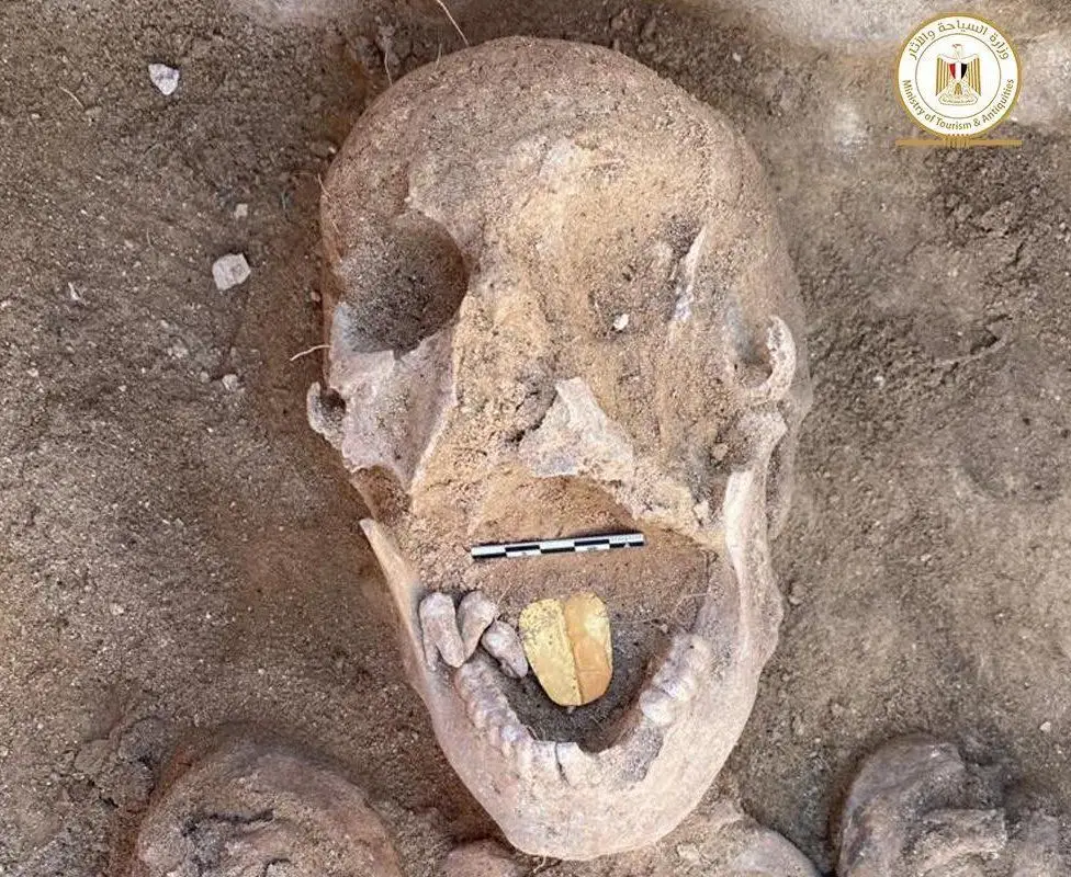 Múmias com línguas douradas encontradas no Egito 