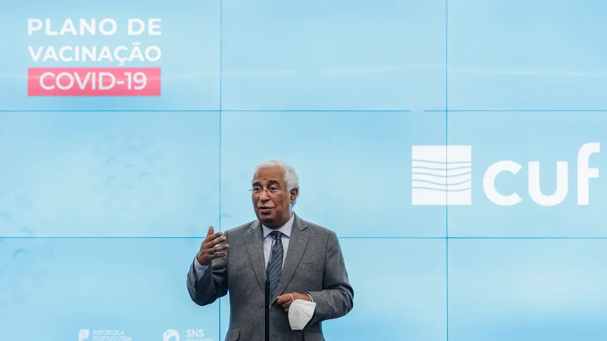O primeiro-ministro, António Costa, intervém durante a visita ao Hospital da CUF, onde assistiu ao processo de vacinação de profissionais de saúde do setor privado, em Lisboa
